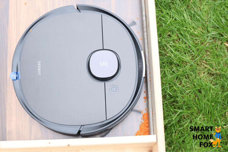 Ecovacs Deebot OZMO T8 AIVI чистит в углу